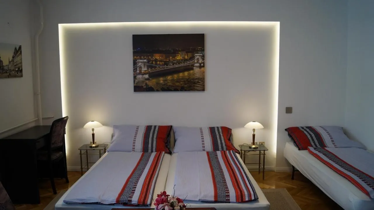 Apartment Sinko - Free Garage Parking, Central, 2 Bedrooms 4 Single Beds, Flexi Check-Out Budapest