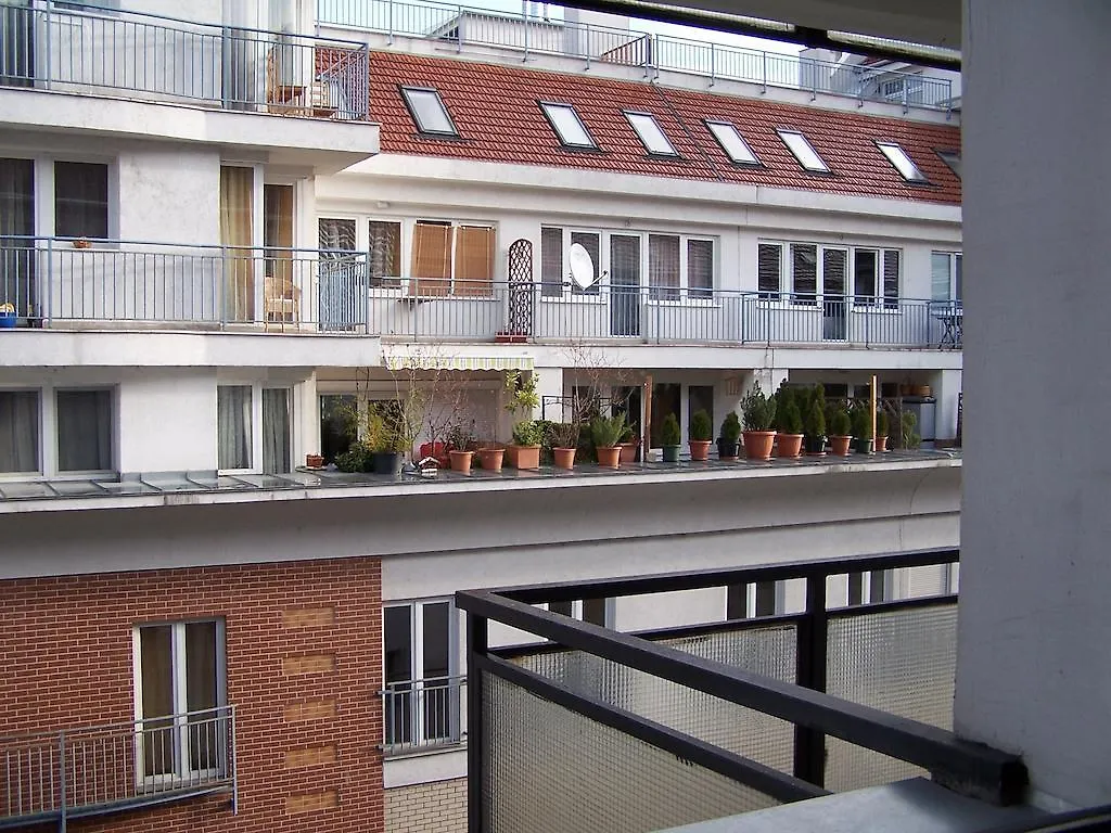 Apartment Sinko - Free Garage Parking, Central, 2 Bedrooms 4 Single Beds, Flexi Check-Out Budapest