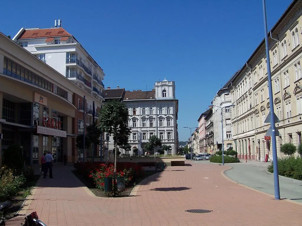 Apartment Sinko - Free Garage Parking, Central, 2 Bedrooms 4 Single Beds, Flexi Check-Out Budapest 0*,  Ungern